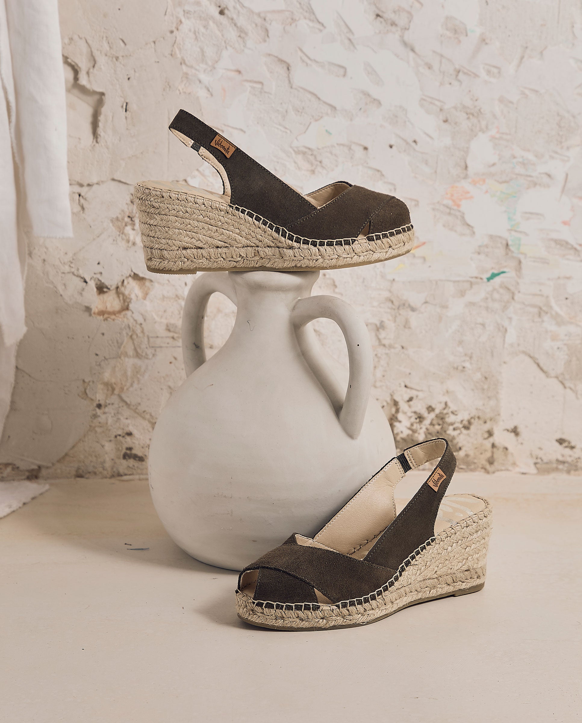 Sandalia en serraje kaki Clavel
