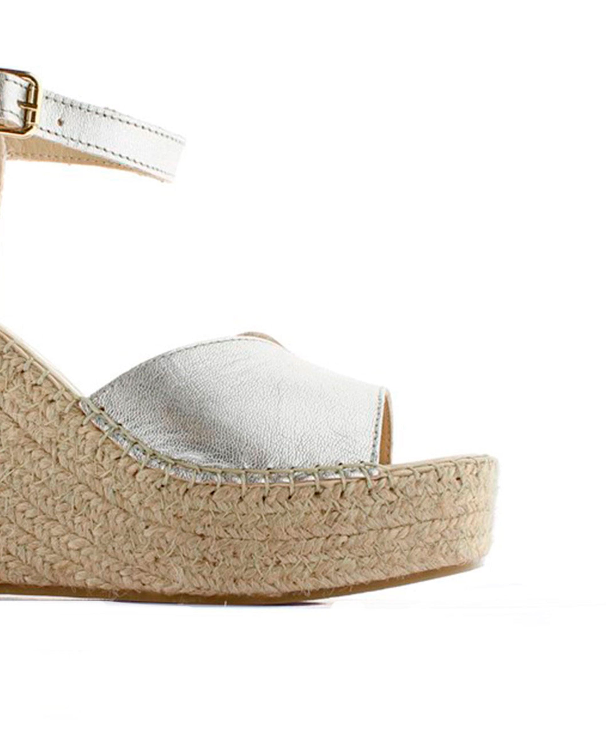 Sandalia traba en napa metal perla Monet