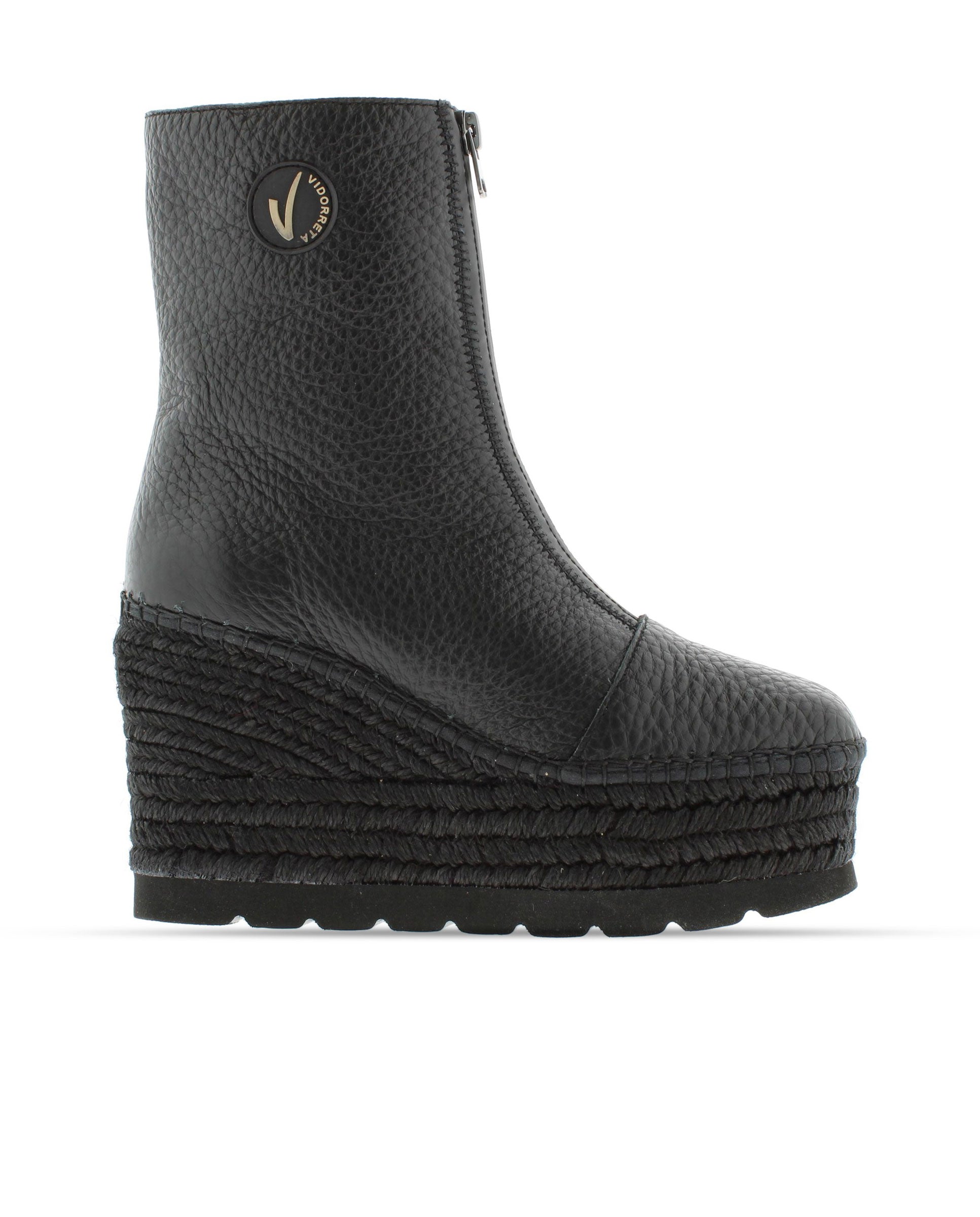 Booty in black Cuban bost