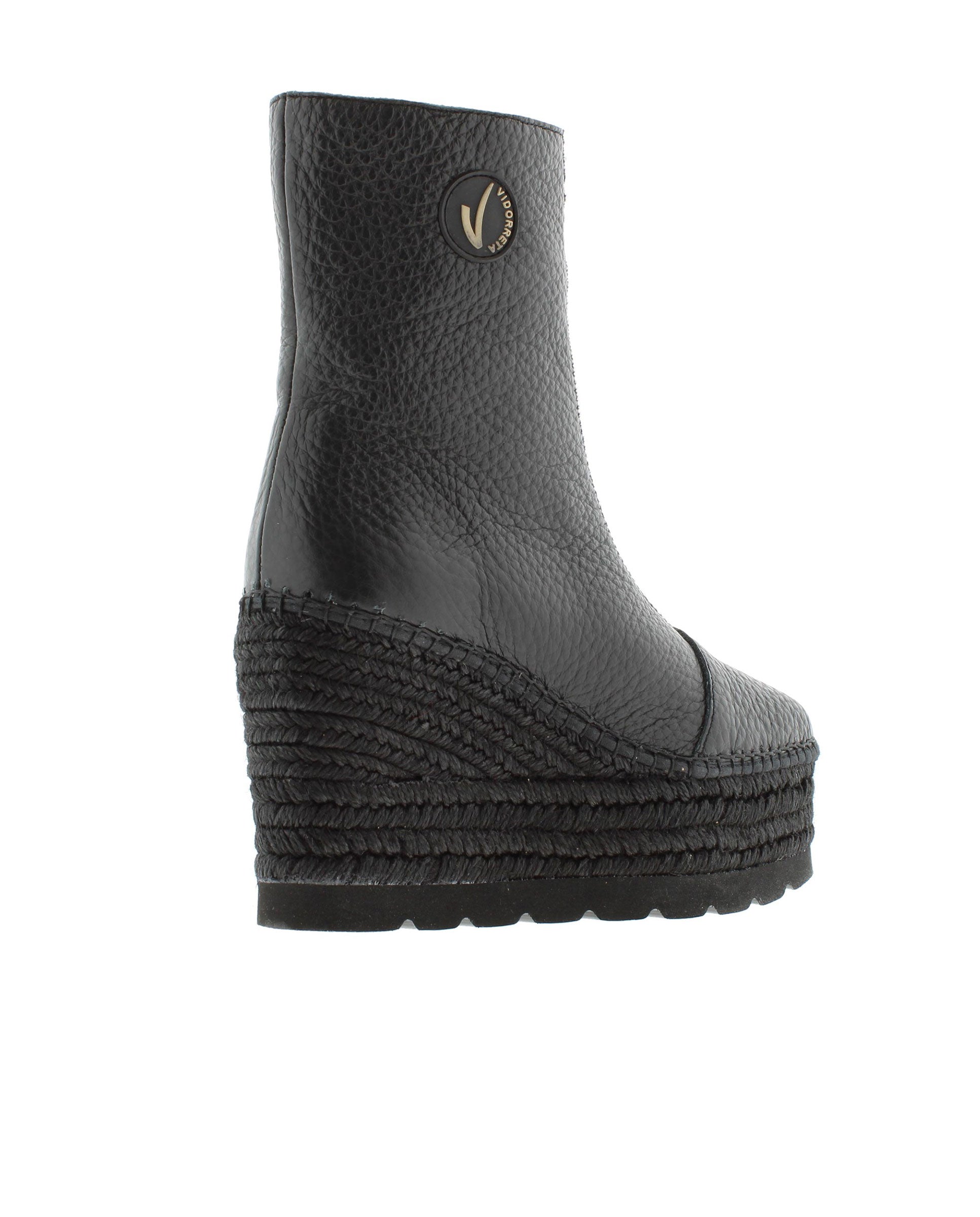 Booty in black Cuban bost