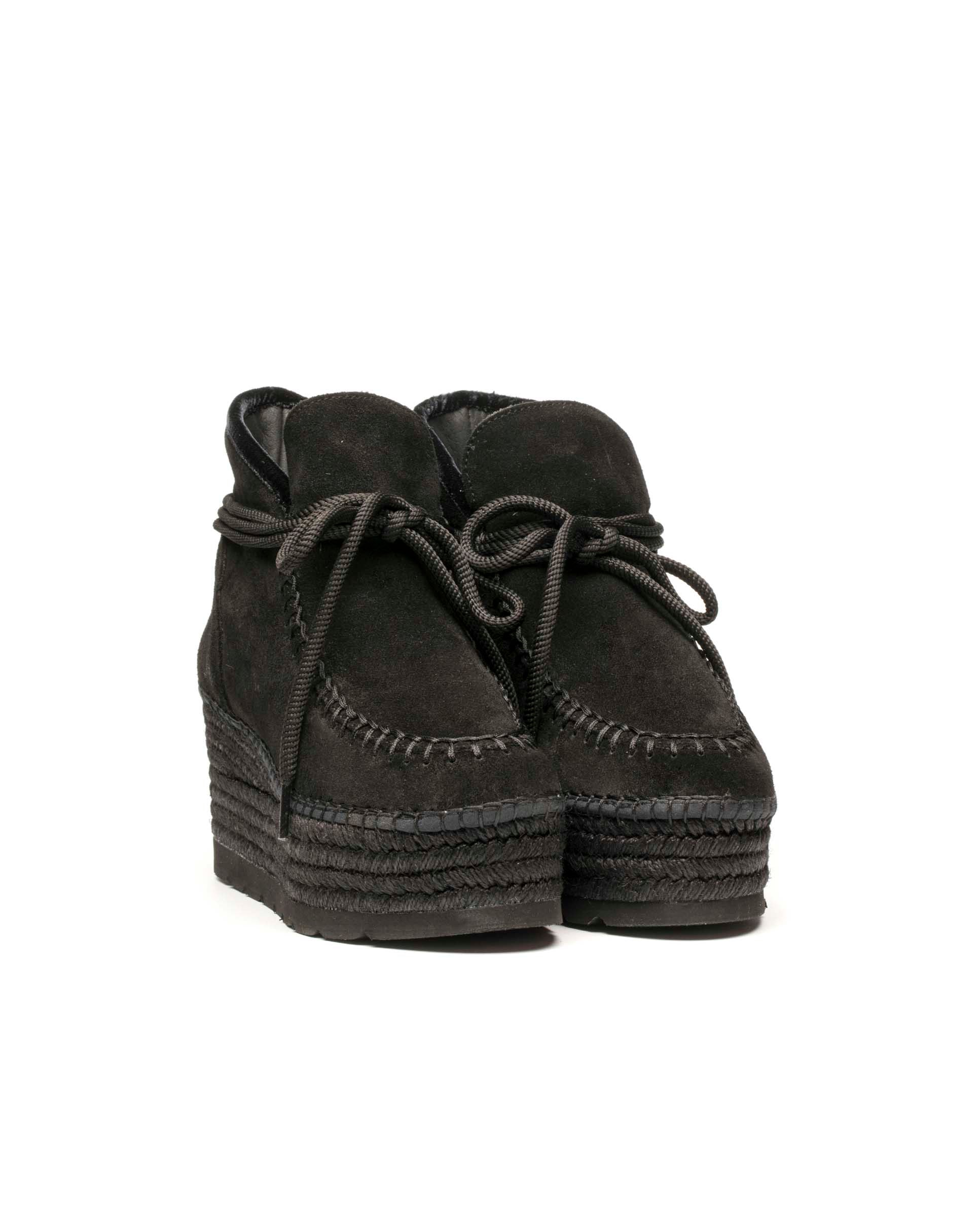 Low boot in black Creta suede