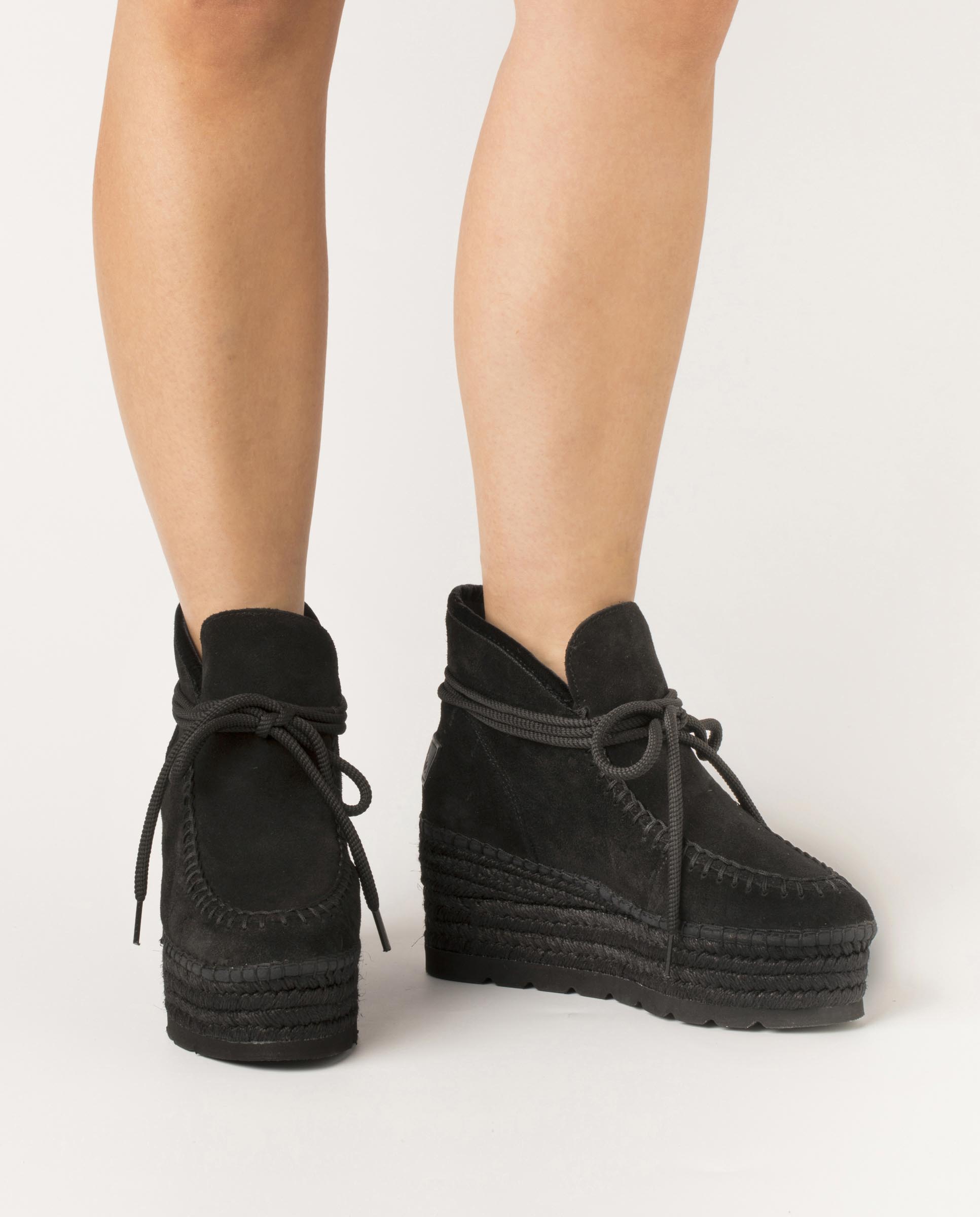 Low boot in black Creta suede