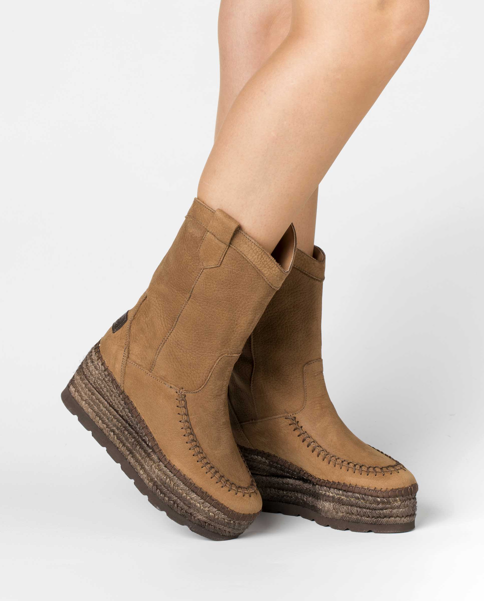 Cowboy boot in Crete earth nubuck