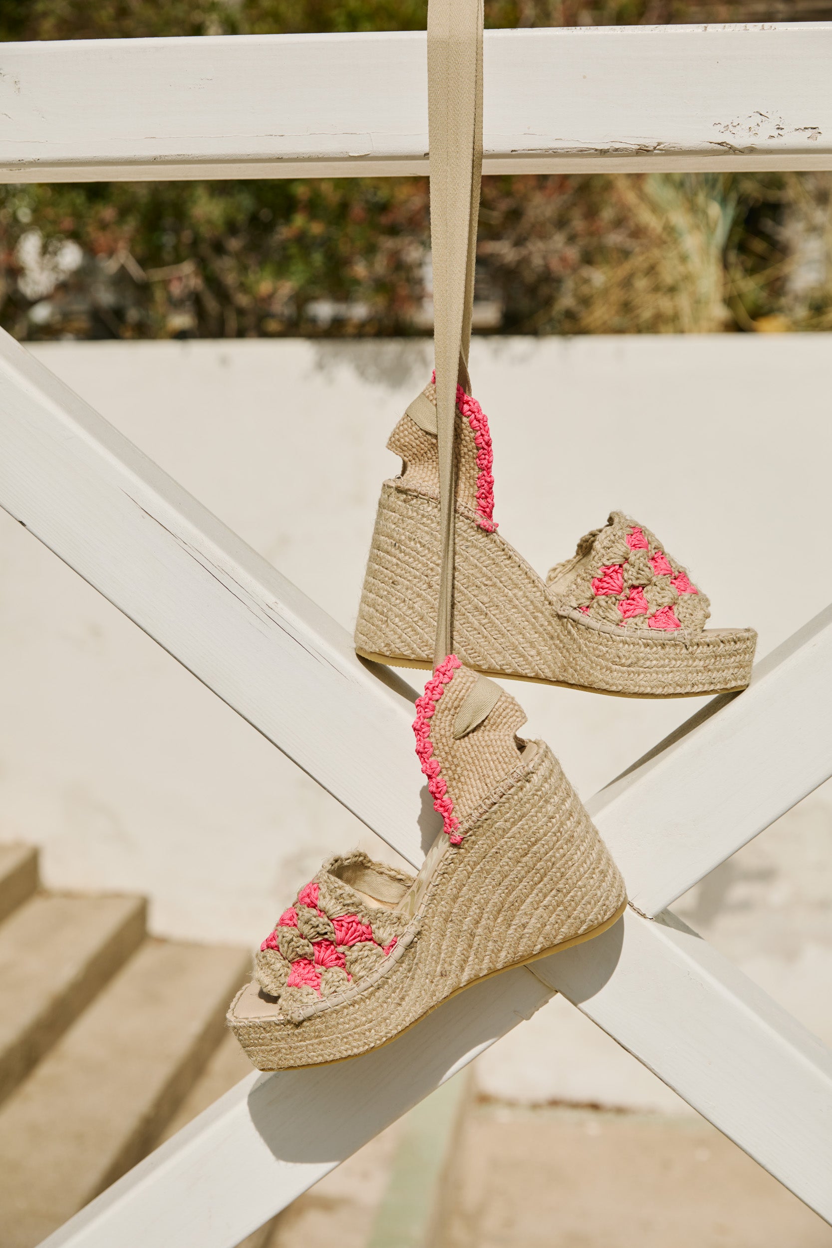 Sandalia cintas en ganchillo fluor fuxia