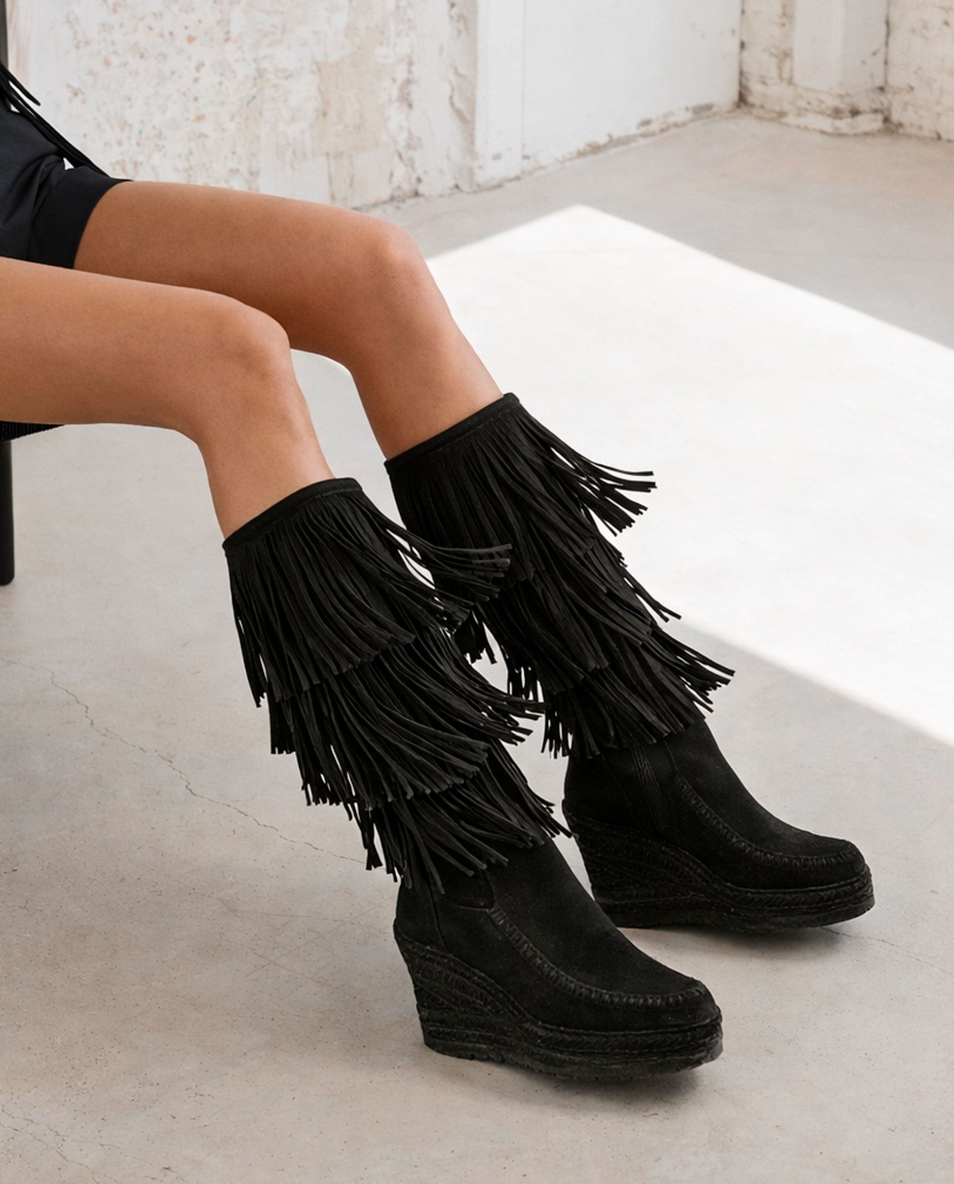 Bota alta de flecos en serraje negro Tilo 7