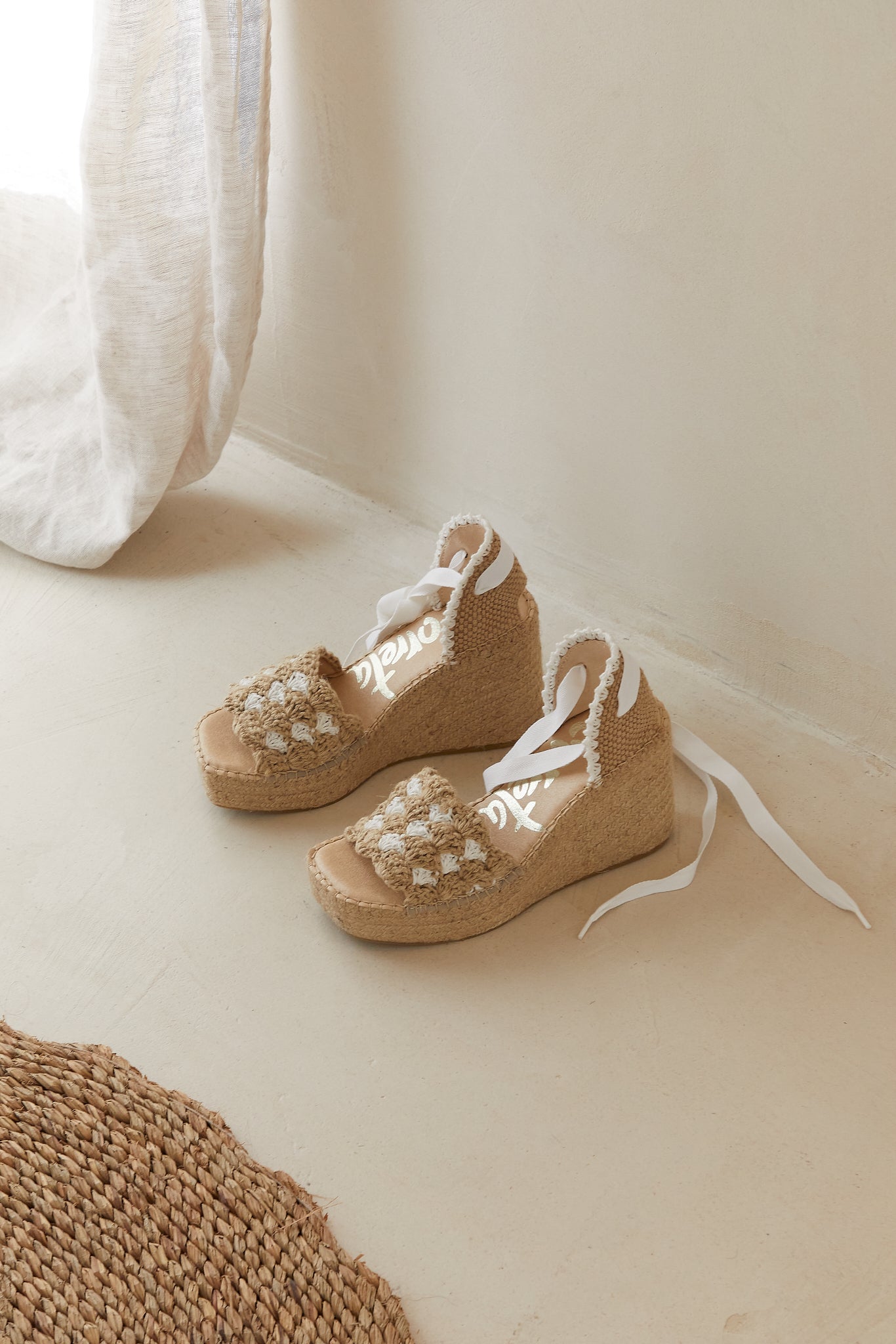 Sandalia cintas en ganchillo fluor blanco