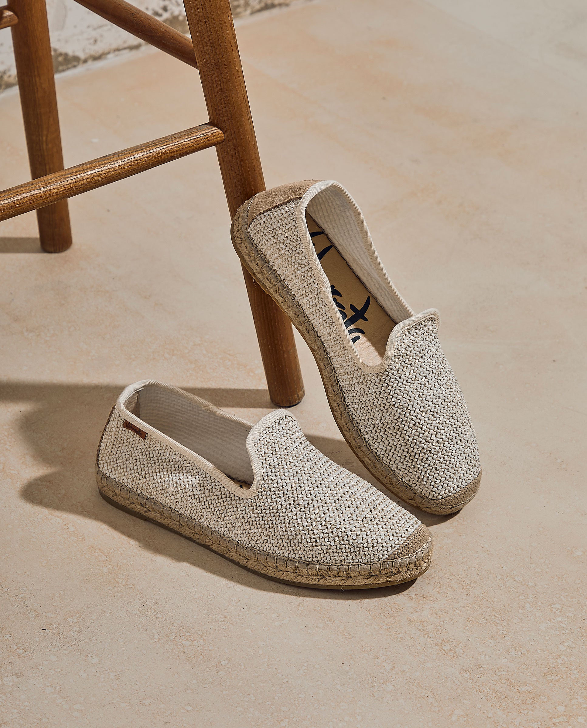 Slipper en rafia trenza crudo Borneo