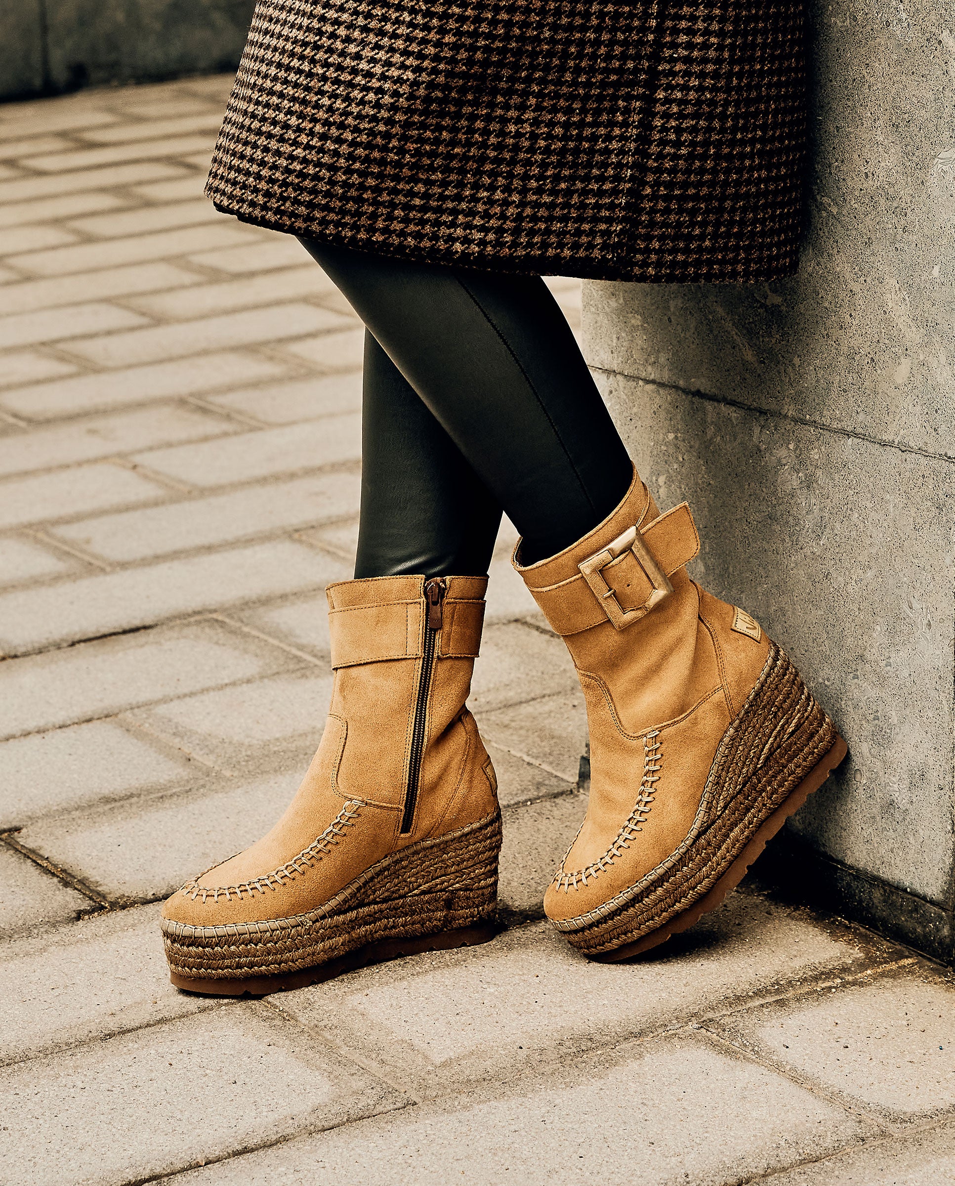 Camel suede buckle boot Tilo 5