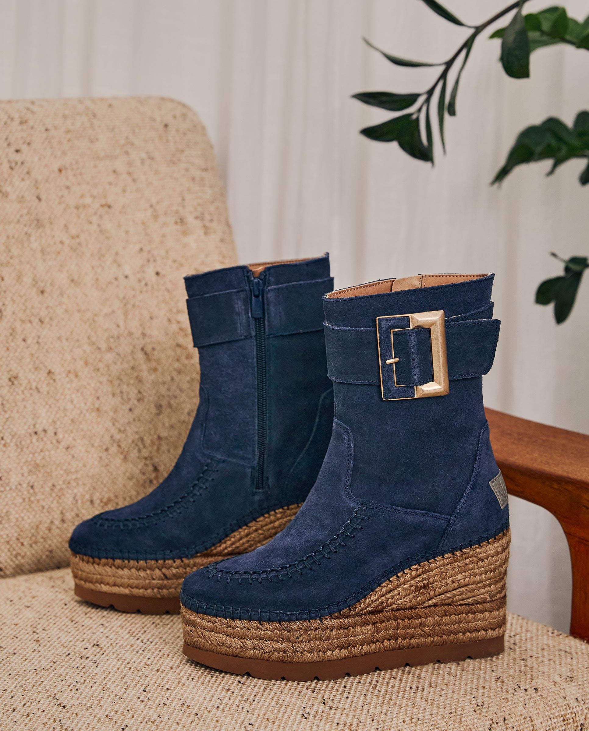 Tilo 5 navy suede buckle boot