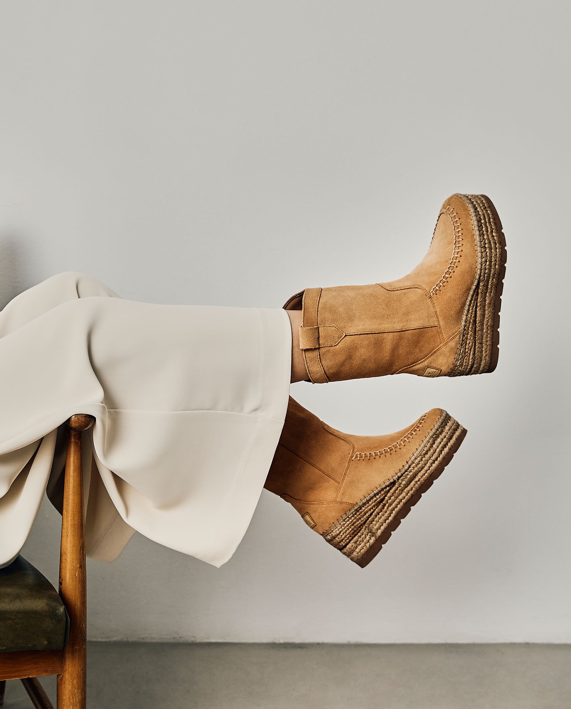 Cowboy boot in camel Crete suede