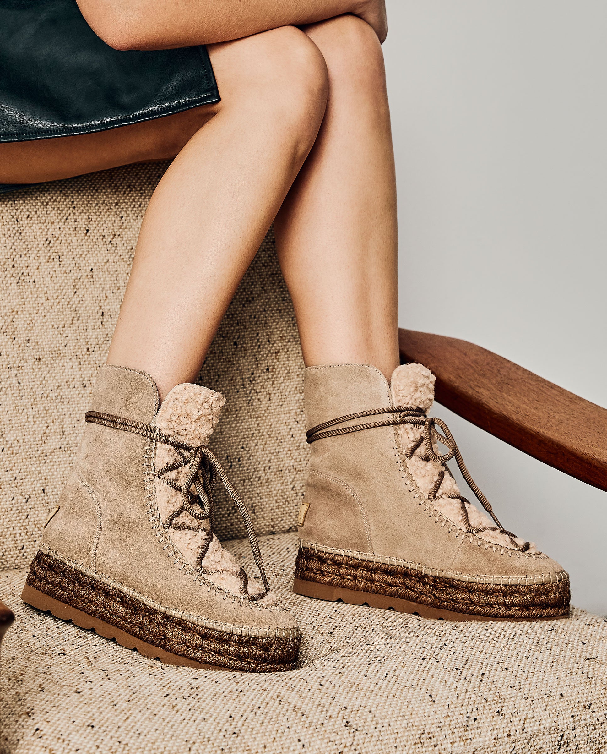 Taupe suede platform boot Merce Doble