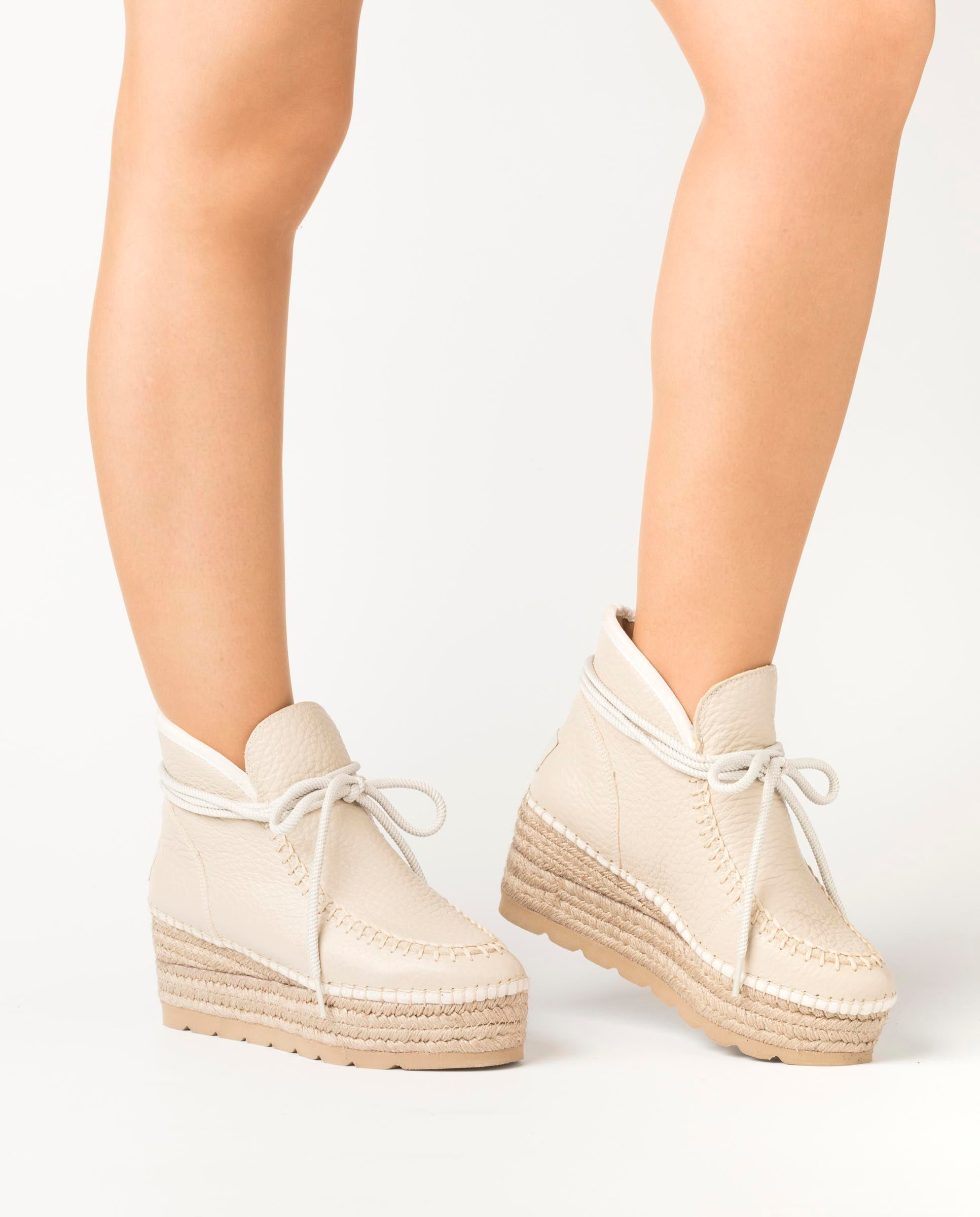 Low boot in raw Crete bost